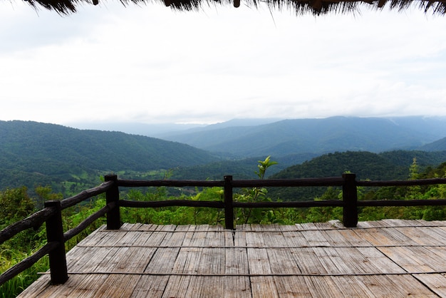 Terrasse vue forêt vert montagne paysage balcon extérieur vue imprenable nature colline Photo Premium