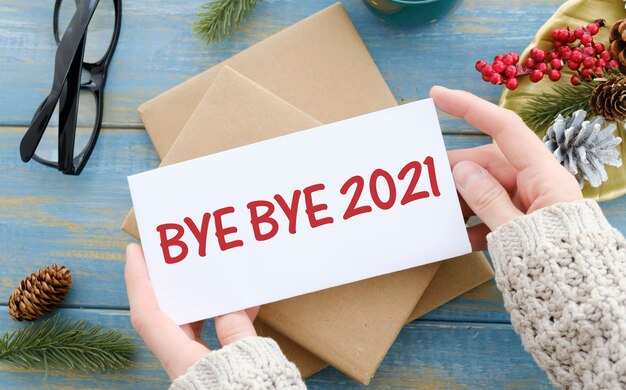 Texte Bye Bye 2021 Sur Papier Blanc Sur Fond De Noël Rouge. Adieu Au  Concept 2021. | Photo Premium