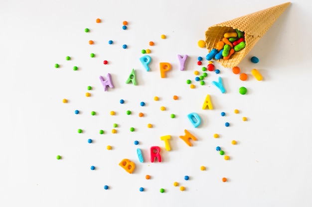 Texte De Joyeux Anniversaire Avec Des Bonbons Renversant Du Cornet De Creme Glacee Gaufre Photo Gratuite