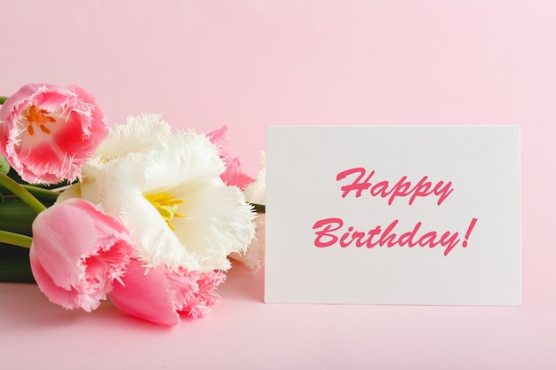 Texte De Joyeux Anniversaire Sur Carte Cadeau En Bouquet De Fleurs Photo Premium