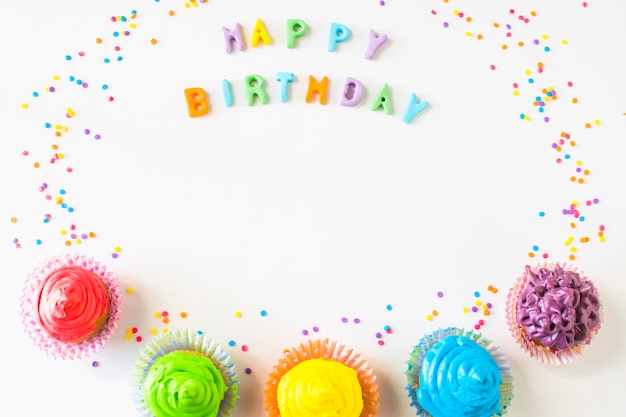 Texte De Joyeux Anniversaire Avec Des Muffins Colores Sur Fond Blanc Photo Gratuite