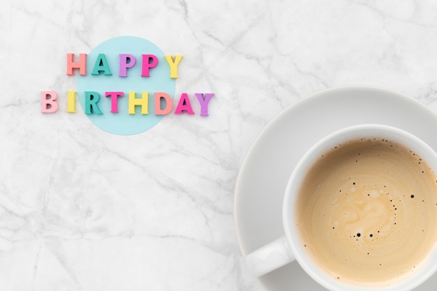 Texte De Joyeux Anniversaire A Partir De Lettres Colorees En Bois Avec Une Tasse De Cafe Photo Premium