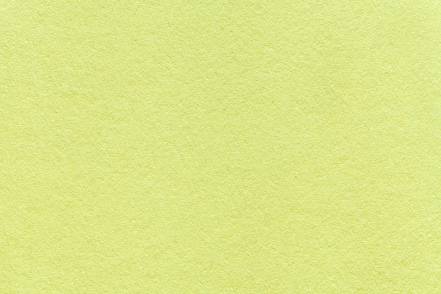 Texture du vieux fond de papier vert clair, agrandi. structure en carton d'olive dense Photo Premium