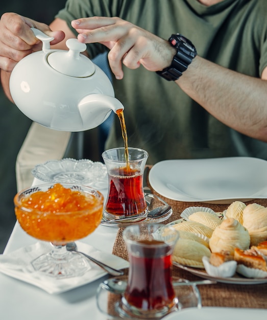 Thé noir frais avec de la confiture sur la table Photo gratuit