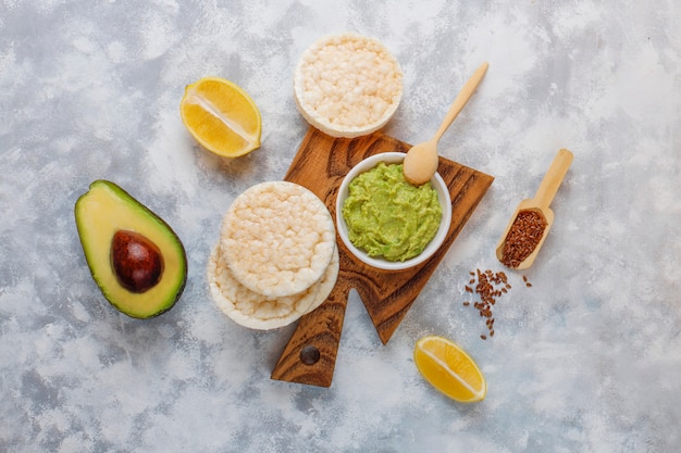 Toast Ouvert Aux Avocats Avec Pain De Riz, Tranche De Citron, Tranches D'avocat, Vue De Dessus Des Graines. Photo gratuit