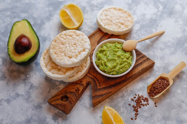 Toast Ouvert Aux Avocats Avec Pain De Riz, Tranche De Citron, Tranches D'avocat, Vue De Dessus Des Graines. Photo gratuit