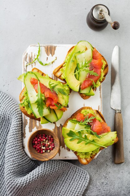 Toast Ouvert Avec Truite, Saumon, Avocat, Concombre Et Roquette Sur ...