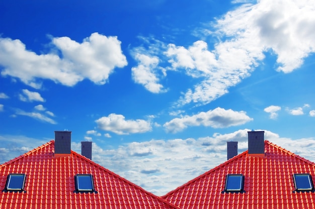 Toit rouge avec des nuages Photo gratuit