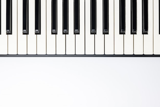 Touches du piano avec espace copie, isolées pour la conception, vue de dessus, pose à plat. Photo Premium