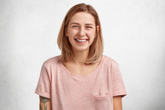 Tour De Taille Portrait De Joyeuse Belle Femme Aux Yeux Bleus Avec Une Coiffure Coupee Exprime Le Bonheur Etant Ravi Apres Une Nuit Inoubliable Avec Son Amant Isole Sur Blanc Photo