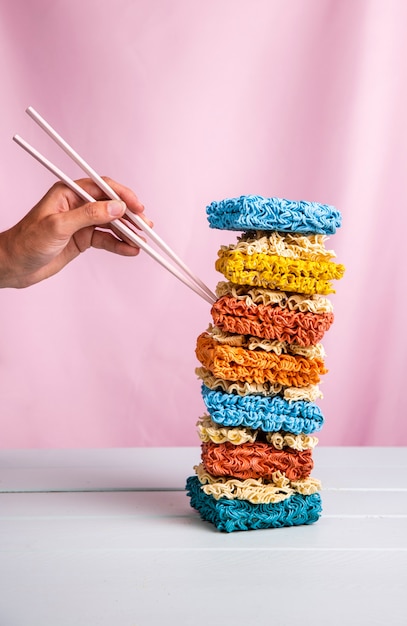 Tour de vue de ramen coloré et main avec des baguettes Photo gratuit