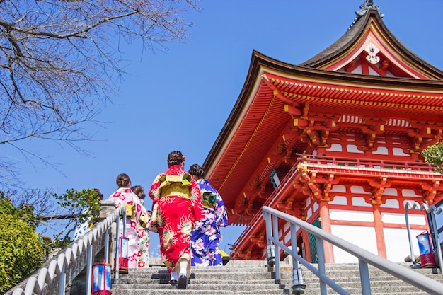 Les touristes japonais et les étrangers revêtent une robe yukata pour visiter l'atmosphère à l'intérieur du temple kiyomizu-dera Photo Premium
