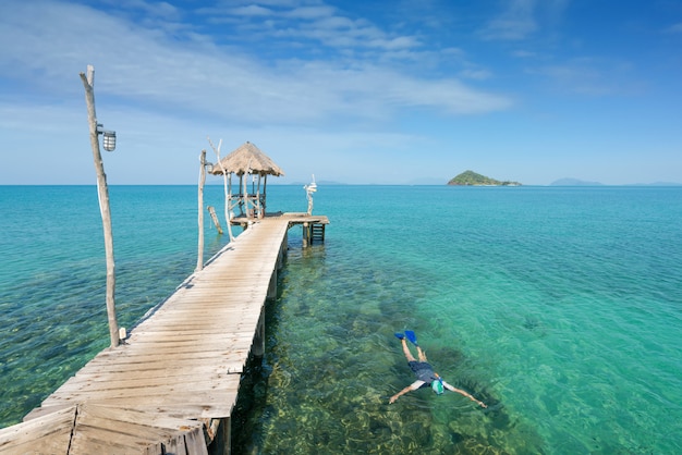 Les Touristes Plongent Dans L Eau Turquoise Du Cristal Pr S De Tropical