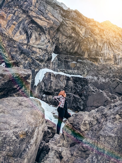 Touristique féminine, admirant les montagnes, marchant dans les montagnes. Photo Premium