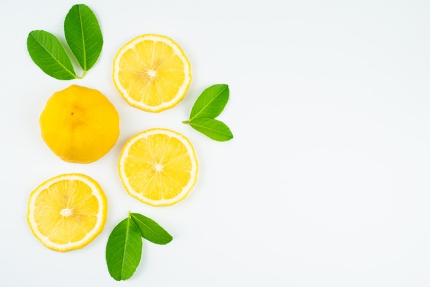 Tranche de citron frais avec des feuilles, supplément de vitamine c de naturel sur fond blanc Photo Premium