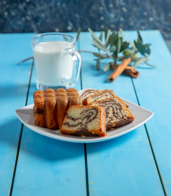 Une Tranche De Gateau Au Miel Traditionnel Avec De La Cannelle En Poudre Photo Gratuite