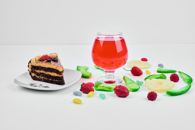 Une Tranche De Gateau Avec Des Fruits Et Une Boisson Photo Gratuite