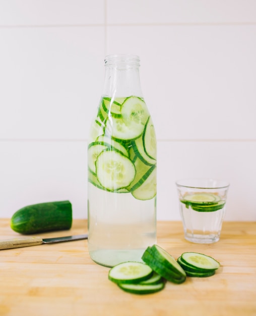 Tranches De Concombre Dans La Bouteille Deau Et De Verre