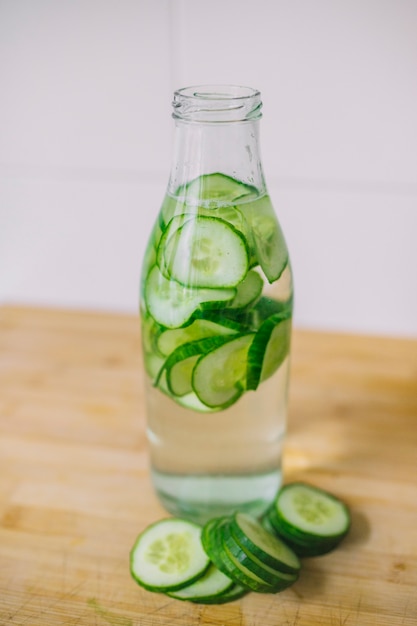 Tranches De Concombre Dans La Bouteille Deau En Verre Sur