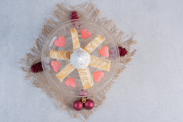 Tranches De Gateau De Noel Avec Des Bonbons En Forme De Coeur Sur Plaque De Verre Photo Gratuite