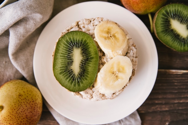 Tranches de kiwi et de banane vue de dessus Photo gratuit