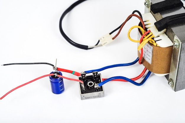 Transformateur De Courant Alternatif En Courant Continu Avec Pont De Diodes Et Condensateur 5701