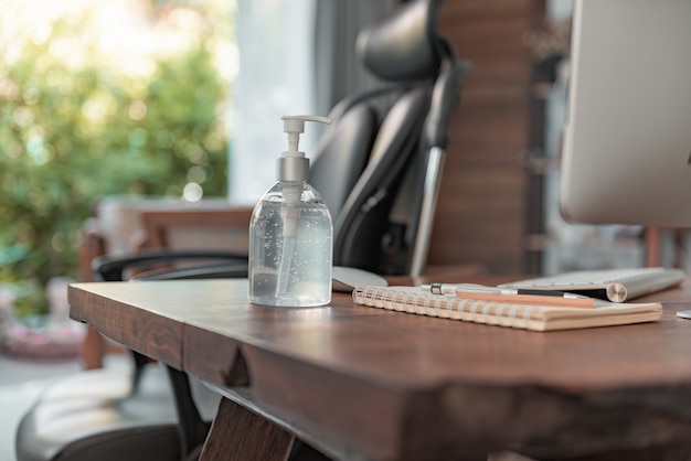 Travail A Partir De L Hygiene Des Gadgets Du Bureau A Domicile Avec Protection Pour Ordinateur Et Desinfectant Pour Les Mains Contre Les Epidemies De Coronavirus Ou Covid 19 Photo Premium