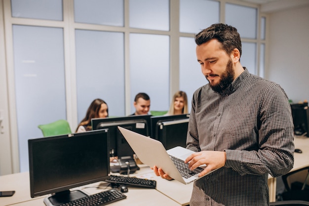 Les Travailleurs D Une Entreprise Informatique Travaillant Sur Un Ordinateur Photo Gratuite