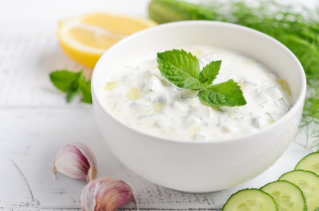 Trempette Grecque Ou Vinaigrette Tzatziki Et Ingrédients Décorés à L ...