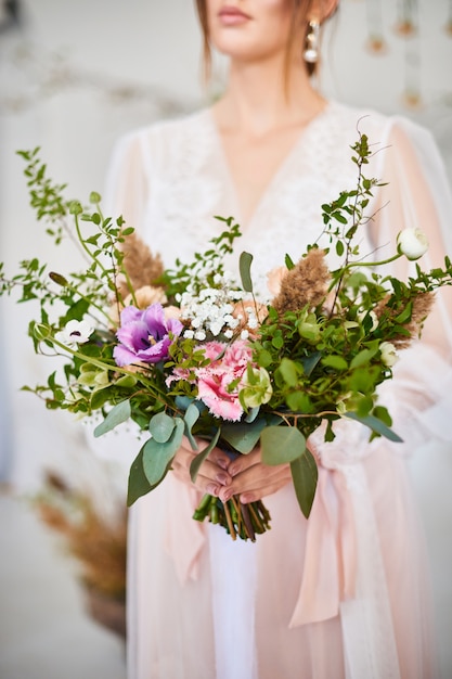 Très Belle Jeune Femme Tenant Un Gros Et Beau Bouquet De