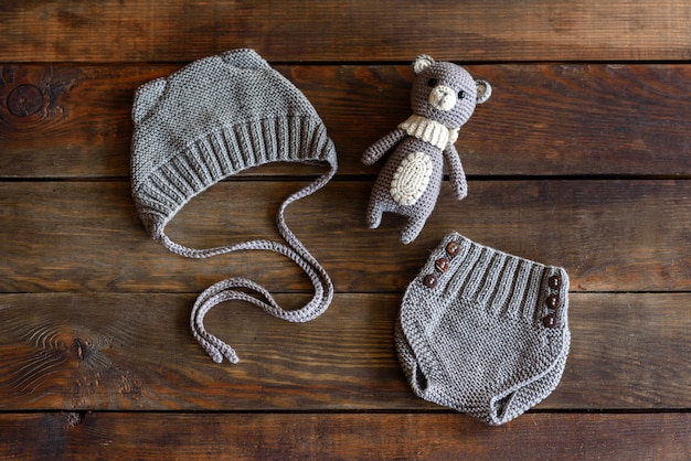 Tricoter De Belles Peluches Des Chapeaux Et Des Shorts Pour Bebes Jouets Fabriques De Leurs Propres Mains Photo Premium