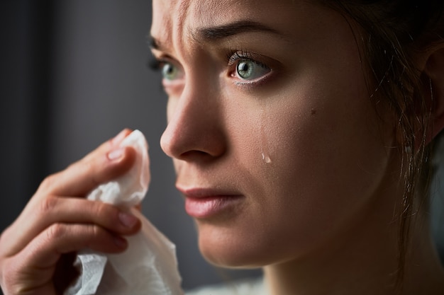 Triste Femme Qui Pleure Et Pleure Avec Des Larmes Aux Yeux Pendant Les Ennuis Photo Premium