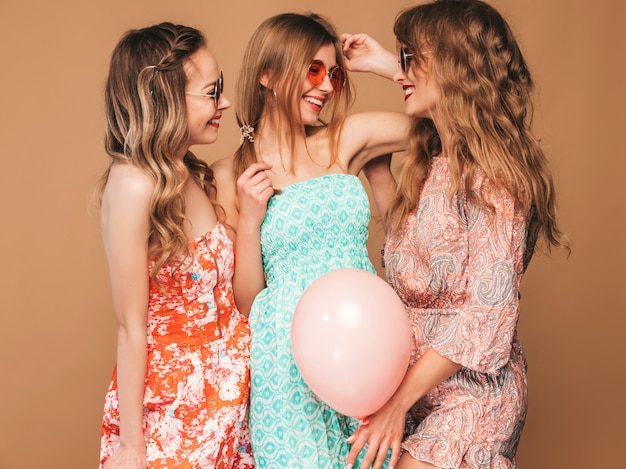 Trois Belles Femmes Souriantes En Robes D Ete Filles Posant Modeles Avec Des Ballons Colores S Amuser Pret Pour L Anniversaire De Celebration Ou La Fete De Vacances Photo Gratuite