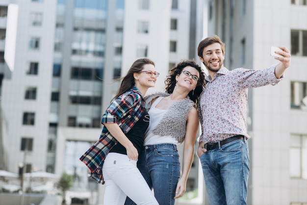 Trois Jeunes Gens Qui Font L Amour Photo Premium