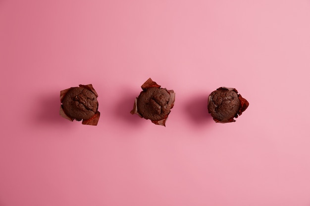 Trois Muffins Au Chocolat Maison Pour Vos Repas Avec Du The Petits Gateaux Savoureux Achetes A