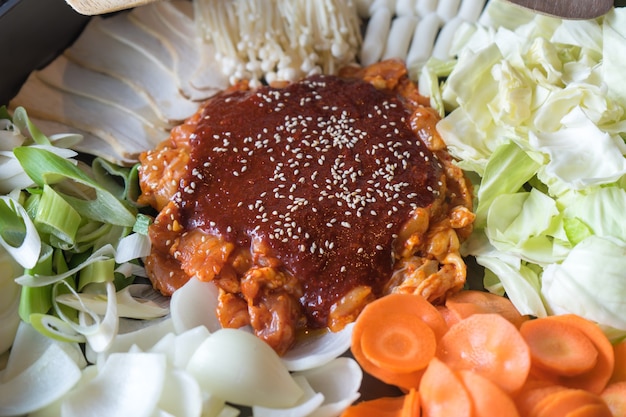 Tteok Bokki Gateau De Riz Chaud Et Epice De La Cuisine Traditionnelle Coreenne Combinaison Et Appliquer Feuillete Avec Du Fromage Et Des Legumes Sur Le Tableau Noir Photo Premium