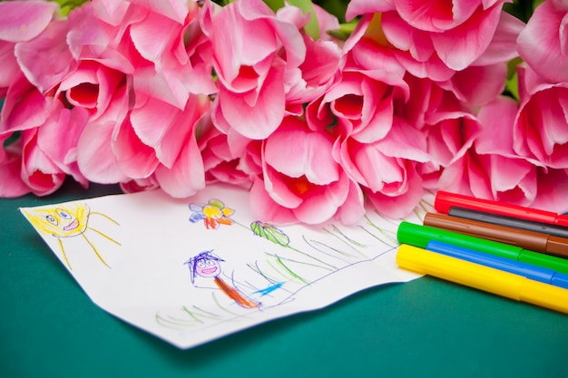 Tulipes Roses Et Dessin Pour Enfants Cadeau A Maman Pour La Fete Des Meres L Anniversaire Ou La Fete De Paques Photo Premium