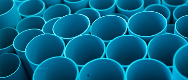 Tuyaux pvc bleus empilés Photo Premium