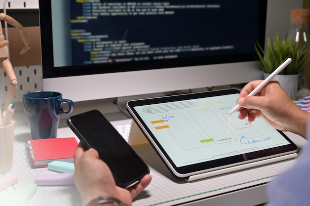 Ui ux designer avec tablette faisant projet mobile app Photo Premium
