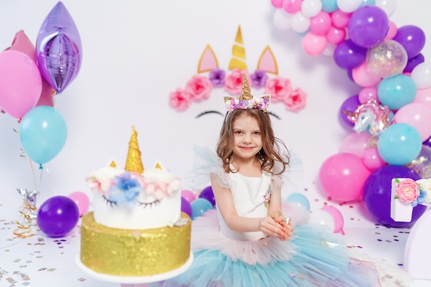 Unicorn Girl Jette Des Confettis Idee Pour Decorer Une Fete D Anniversaire De Style Licorne Decoration De Licorne Pour Fille De Fete Photo Premium