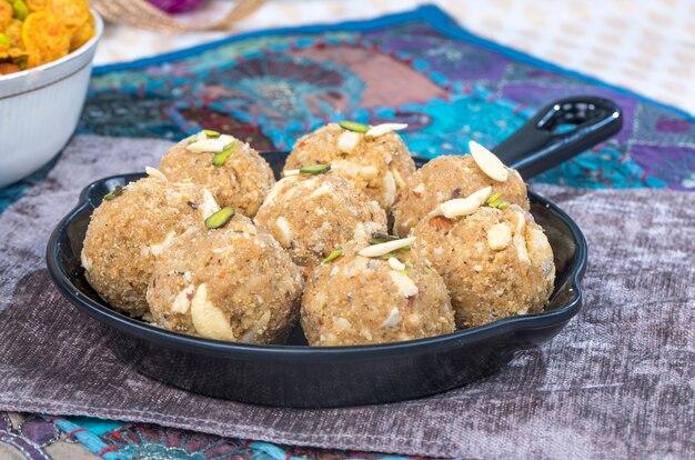 Urad ou methi laddu Photo Premium