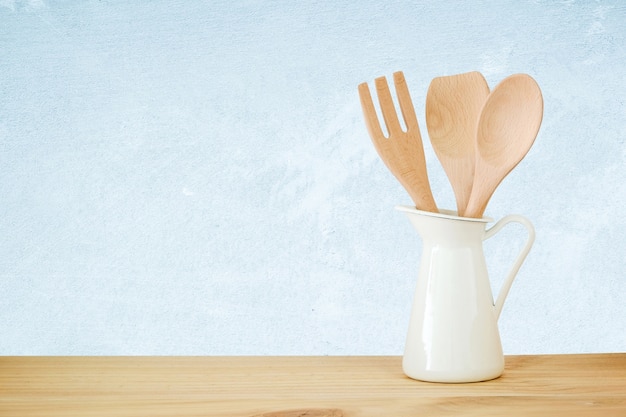 Ustensiles De Cuisine En Bois En Pot Blanc Sur Fond De Table