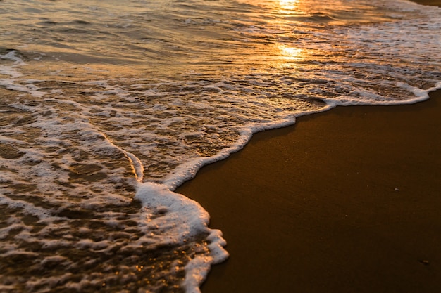 Vagues Sur La Plage Sous Les Tropiques Au Coucher Du Soleil