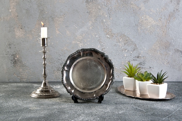 Vaisselle vintage en argent sur fond de béton Photo Premium