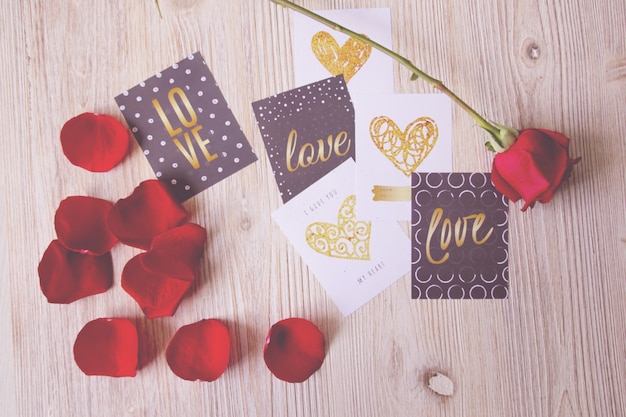 Valentine cartes postales et une rose Photo gratuit
