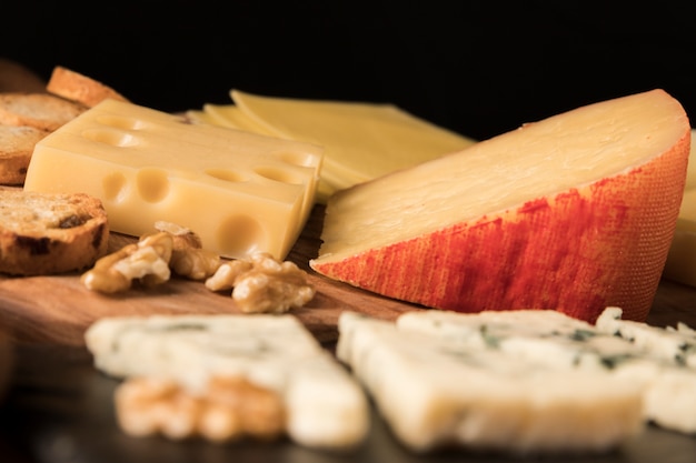 Variation De Délicieux Fromages Sur Une Table En Bois Photo Gratuite 