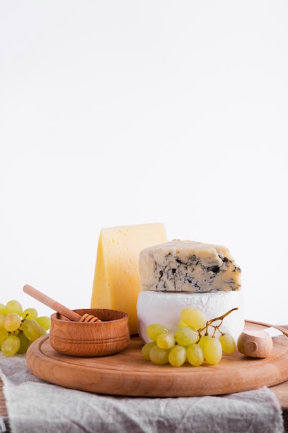 Variété De Fromage Et Des Collations Sur Une Table Photo Gratuite 