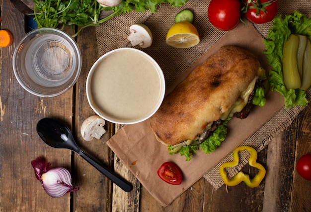 Velouté Aux Champignons Avec Sandwich à La Baguette Et Au Hambede à ...