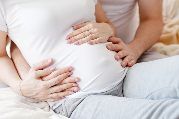 Ventre De Femme Enceinte Avec Les Mains De La Mere Et Du Pere Ensemble Bebe Attend Femme Enceinte Grossesse Photo Premium