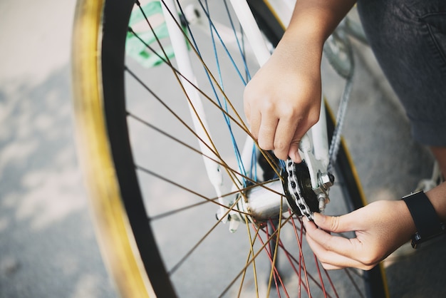 Vérification de la chaîne de bicyclette Photo gratuit